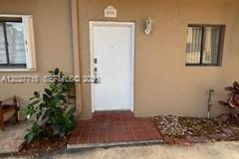 Condo in Hialeah, Florida, 2 bedrooms  № 2088311 - photo 8