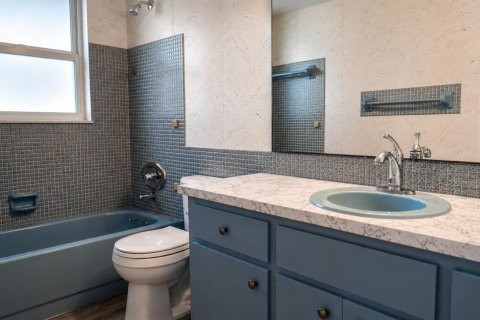 Condo in Lauderhill, Florida, 2 bedrooms № 2193296 - photo 11
