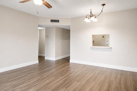 Condo in Lauderhill, Florida, 2 bedrooms № 2193296 - photo 4