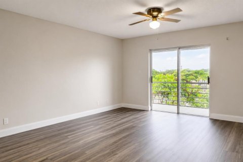 Condo in Lauderhill, Florida, 2 bedrooms № 2193296 - photo 2
