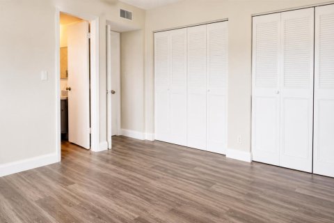 Condo in Lauderhill, Florida, 2 bedrooms № 2193296 - photo 10
