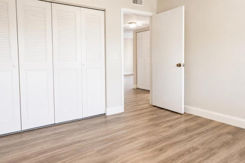 Condo in Lauderhill, Florida, 2 bedrooms № 2193296 - photo 13