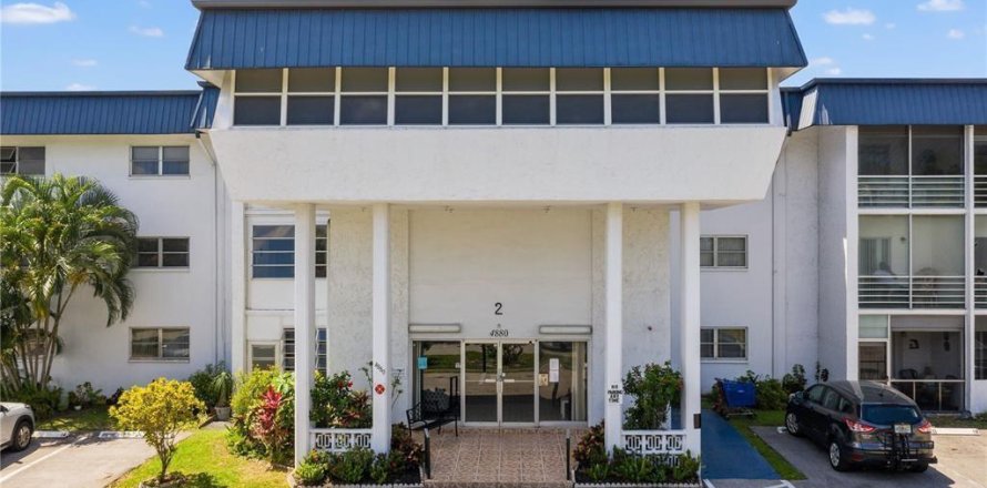 Condo in Lauderhill, Florida, 2 bedrooms № 2193296