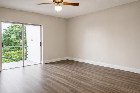 Condo in Lauderhill, Florida, 2 bedrooms № 2193296 - photo 3
