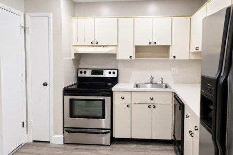 Condo in Lauderhill, Florida, 2 bedrooms № 2193296 - photo 5