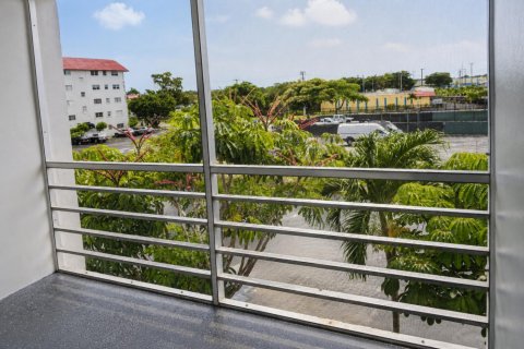 Condo in Lauderhill, Florida, 2 bedrooms № 2193296 - photo 8