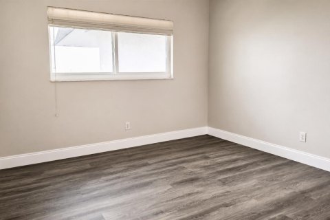 Condo in Lauderhill, Florida, 2 bedrooms № 2193296 - photo 12