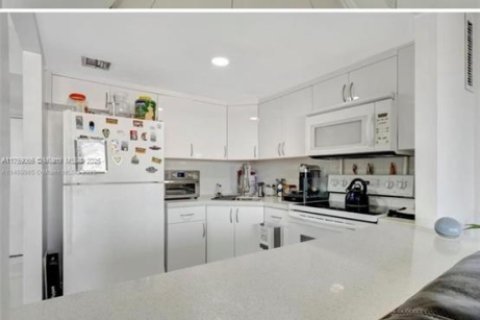 Condo in Miami, Florida, 2 bedrooms  № 1860364 - photo 6