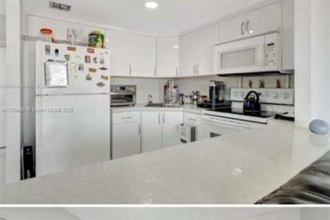 Condo in Miami, Florida, 2 bedrooms  № 1860364 - photo 5