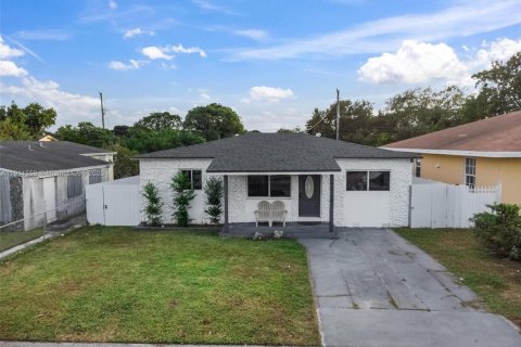 Купить виллу или дом в Вест-Парк, Флорида 3 спальни, 128.95м2, № 1968389 - фото 1