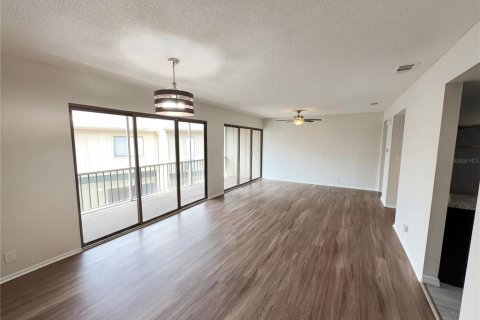 Condo in Winter Springs, Florida, 3 bedrooms  № 2114577 - photo 10