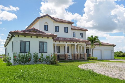 Снять в аренду виллу или дом в Хомстед, Флорида 4 спальни, 361.02м2, № 1926514 - фото 2