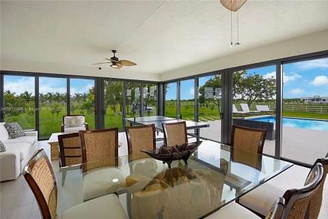 Снять в аренду виллу или дом в Хомстед, Флорида 4 спальни, 361.02м2, № 1926514 - фото 8