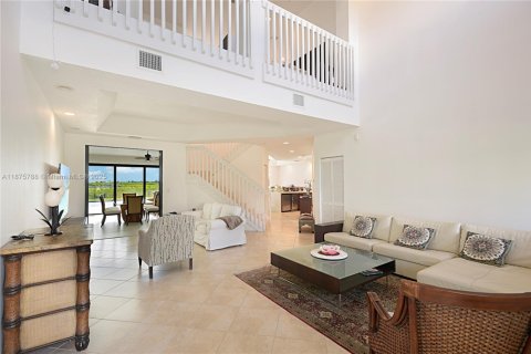 Снять в аренду виллу или дом в Хомстед, Флорида 4 спальни, 361.02м2, № 1926514 - фото 3