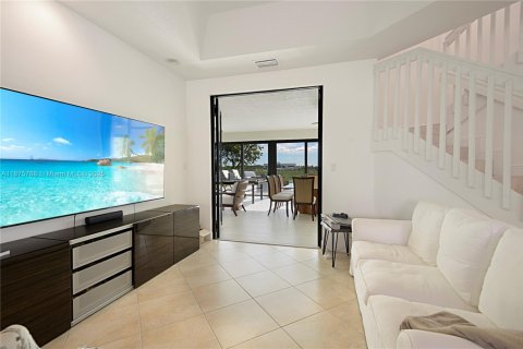 Снять в аренду виллу или дом в Хомстед, Флорида 4 спальни, 361.02м2, № 1926514 - фото 7