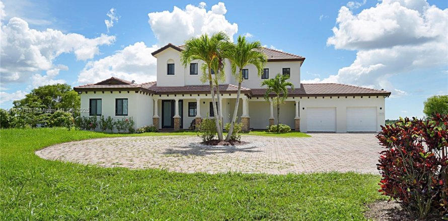 Дом в Хомстед, Флорида 4 спальни, 361.02м2 № 1926514