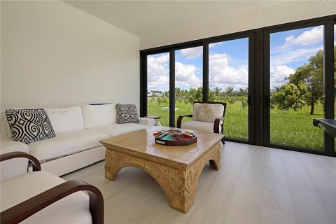 Снять в аренду виллу или дом в Хомстед, Флорида 4 спальни, 361.02м2, № 1926514 - фото 9