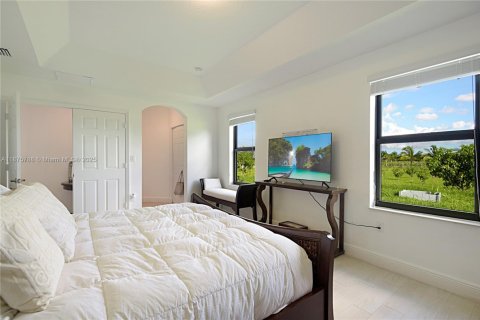 Снять в аренду виллу или дом в Хомстед, Флорида 4 спальни, 361.02м2, № 1926514 - фото 21