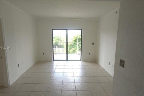 Apartamento en alquiler en Miami, Florida, 3 dormitorios, 112.23 m2 № 1957466 - foto 3