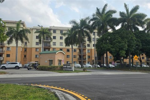 Apartamento en alquiler en Miami, Florida, 3 dormitorios, 112.23 m2 № 1957466 - foto 1