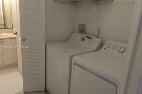 Apartamento en alquiler en Miami, Florida, 3 dormitorios, 112.23 m2 № 1957466 - foto 30