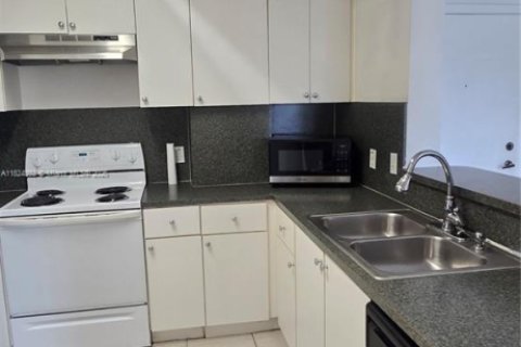 Apartamento en alquiler en Miami, Florida, 3 dormitorios, 112.23 m2 № 1957466 - foto 8
