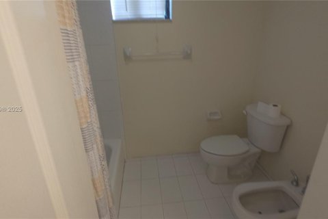 Apartamento en alquiler en Miami, Florida, 3 dormitorios, 112.23 m2 № 1957466 - foto 13