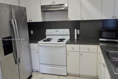 Apartamento en alquiler en Miami, Florida, 3 dormitorios, 112.23 m2 № 1957466 - foto 9