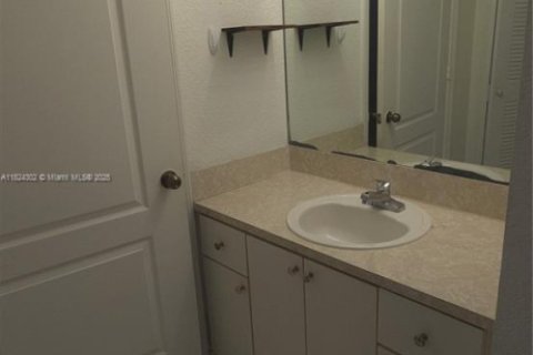 Apartamento en alquiler en Miami, Florida, 3 dormitorios, 112.23 m2 № 1957466 - foto 12