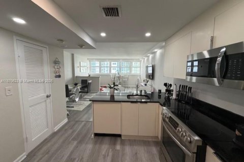 Apartamento en alquiler en Bal Harbour, Florida, 53.7 m2 № 1895464 - foto 7