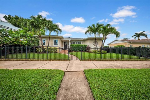 House in Saint Petersburg, Florida 2 bedrooms, 111.67 sq.m. № 1834787 - photo 1