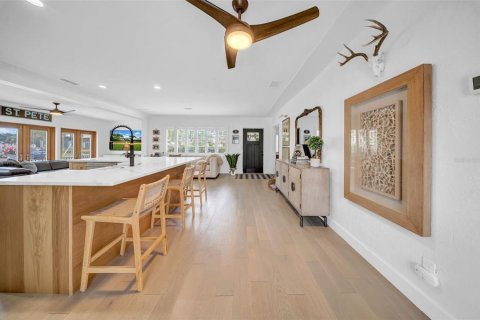 House in Saint Petersburg, Florida 2 bedrooms, 111.67 sq.m. № 1834787 - photo 5