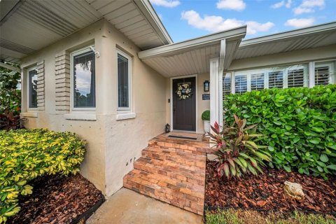 House in Saint Petersburg, Florida 2 bedrooms, 111.67 sq.m. № 1834787 - photo 2