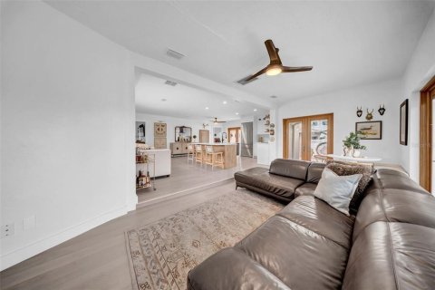 House in Saint Petersburg, Florida 2 bedrooms, 111.67 sq.m. № 1834787 - photo 17