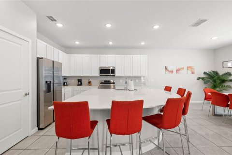 Casa en venta en Kissimmee, Florida, 6 dormitorios, 331.38 m2 № 2093379 - foto 10