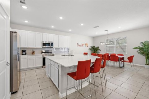 Casa en venta en Kissimmee, Florida, 6 dormitorios, 331.38 m2 № 2093379 - foto 9