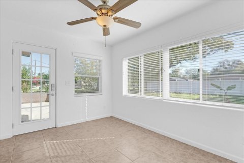 House in Orlando, Florida 4 bedrooms, 165.37 sq.m. № 1894377 - photo 12