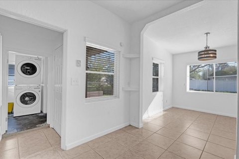 House in Orlando, Florida 4 bedrooms, 165.37 sq.m. № 1894377 - photo 6