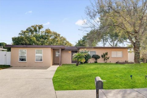 House in Orlando, Florida 4 bedrooms, 165.37 sq.m. № 1894377 - photo 1