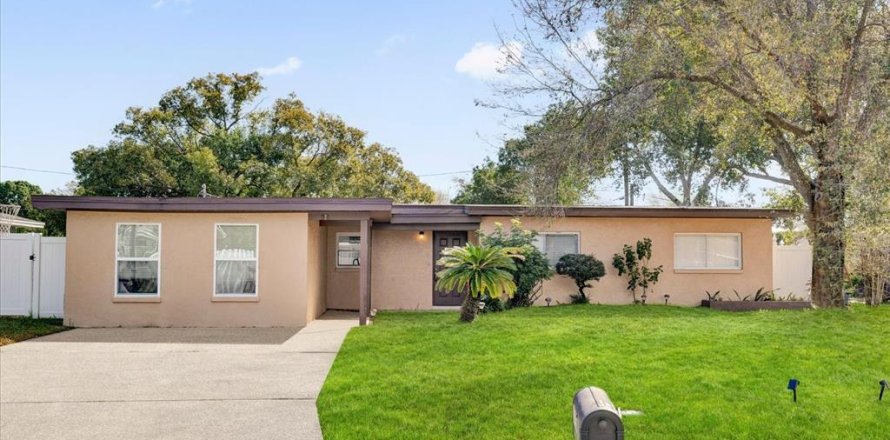 House in Orlando, Florida 4 bedrooms, 165.37 sq.m. № 1894377