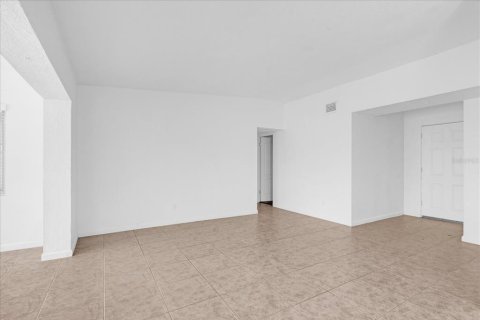 House in Orlando, Florida 4 bedrooms, 165.37 sq.m. № 1894377 - photo 14