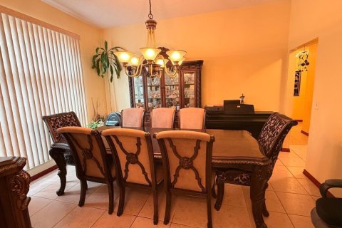 House in Port St. Lucie, Florida 4 bedrooms, 212.75 sq.m. № 2086990 - photo 7