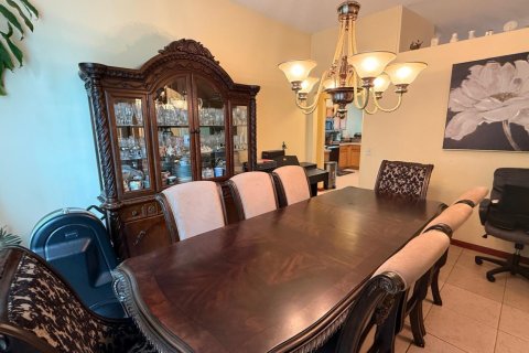 House in Port St. Lucie, Florida 4 bedrooms, 212.75 sq.m. № 2086990 - photo 8