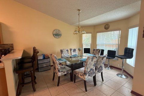 House in Port St. Lucie, Florida 4 bedrooms, 212.75 sq.m. № 2086990 - photo 12