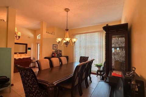 House in Port St. Lucie, Florida 4 bedrooms, 212.75 sq.m. № 2086990 - photo 15