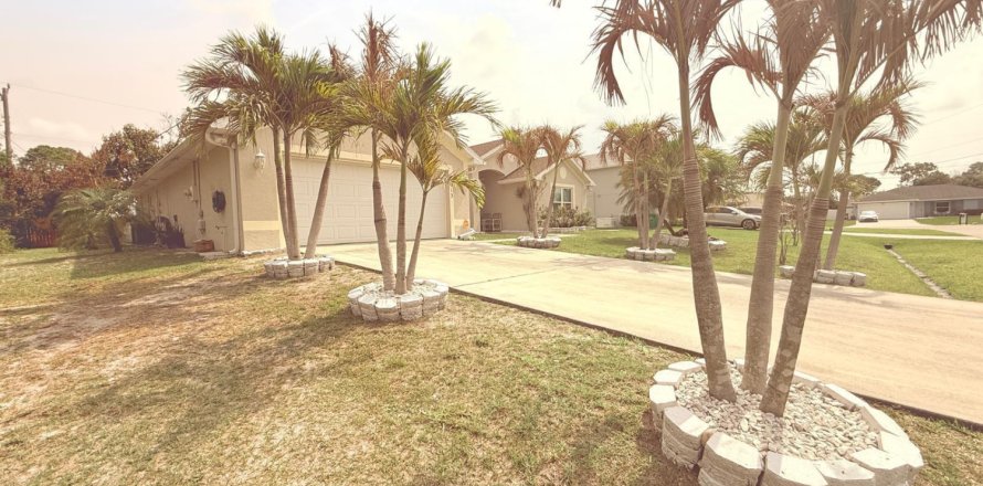 House in Port St. Lucie, Florida 4 bedrooms, 212.75 sq.m. № 2086990