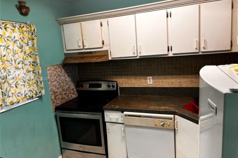 Condo in Hollywood, Florida, 2 bedrooms № 1959030 - photo 9