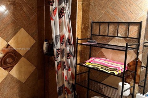 Condo in Hollywood, Florida, 2 bedrooms № 1959030 - photo 14