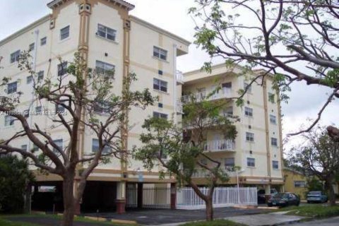 Condo in Hollywood, Florida, 2 bedrooms № 1959030 - photo 1