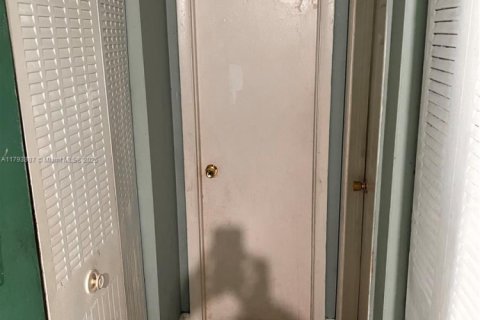 Condo in Hollywood, Florida, 2 bedrooms № 1959030 - photo 11